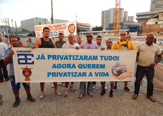 Trabalhadores promovem ato contra a privatização em frente ao edifício sede da Cedae