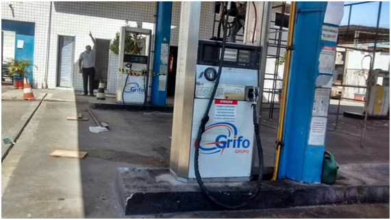 Adesivos que alertam os clientes sobre a necessidade de desocupar os veículos para abastecimento com GNV só foram colocados após o acidente