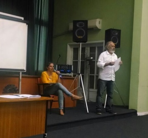 A advogada Clarissa Costa, ao lado do presidente Alcides Freire, comenta detalhes do processo em assembleia com a categoria, em Niterói