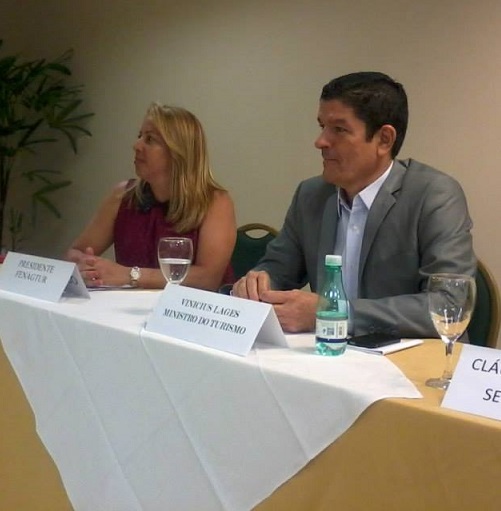 A presidente reeleita da Fenagtur, Irma Karla, e o ministro do Turismo, Vinícius Lages