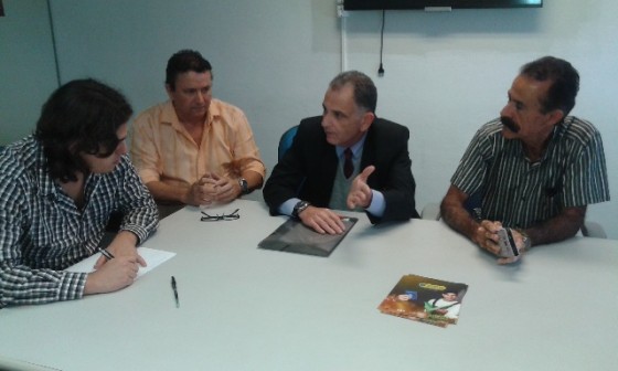 O advogado Maurício Nogueira, entre Rogerinho e Zequinha, explica a situação ao mediador Bruno Parreiras