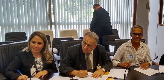 O presidente Rui Pessoa (centro) assina, no TST, a convenção coletiva para as empresas ligadas ao SNEA