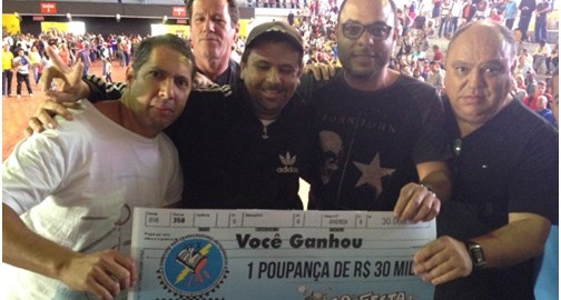 Sílvio Campos entrega prêmio principal a três trabalhadores