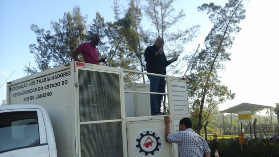 Diretores do Sindicato apresentam as bases do acordo em assembleia da categoria, na porta da Reduc