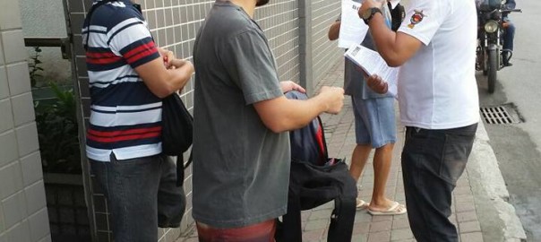 Boletim sobre o novo Acordo Coletivo sendo distribuído na empresa Niely