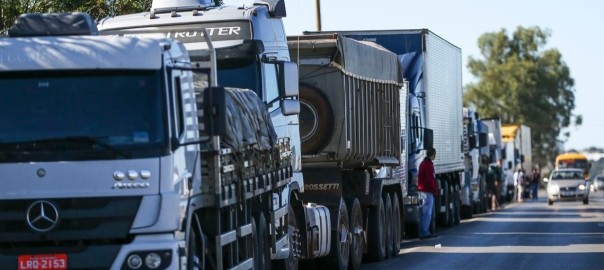 21mai2018---caminhoneiros-fazem-protesto-contra-a-alta-no-preco-dos-combustiveis-na-br-040-proximo-a-brasilia-df-1526907657044_1140x760
